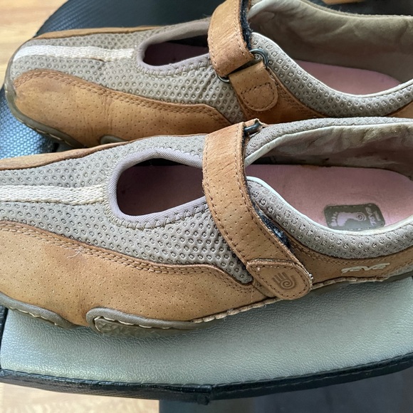 TEVA shoes with Velcro closure - Picture 4 of 13
